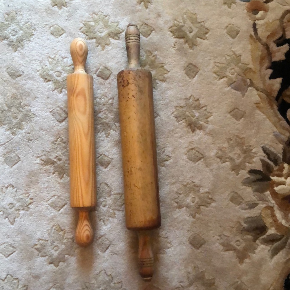 2 vintage wooden rolling pins. Great vintage condition